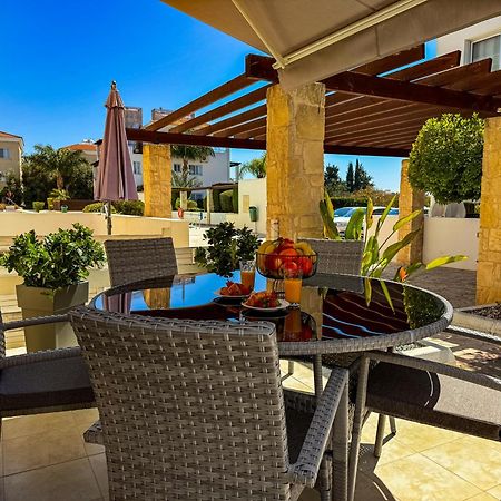 Modern 2Br Apartment With Pool, Veranda & Garden In Paphos Extérieur photo