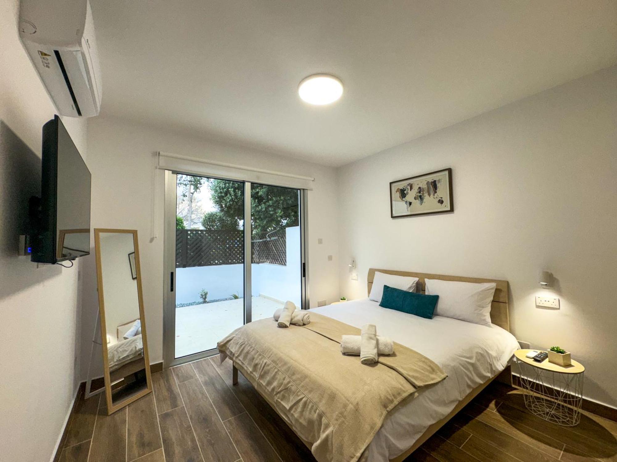 Modern 2Br Apartment With Pool, Veranda & Garden In Paphos Extérieur photo